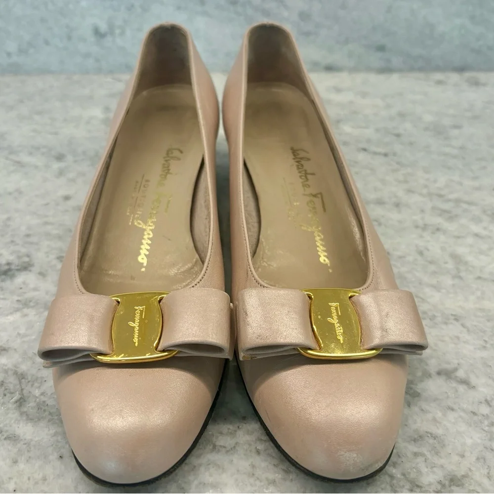 Salvatore Ferragamo Vara Bow Heels in soft pink oyster, size 6B - Picture 7 of 13